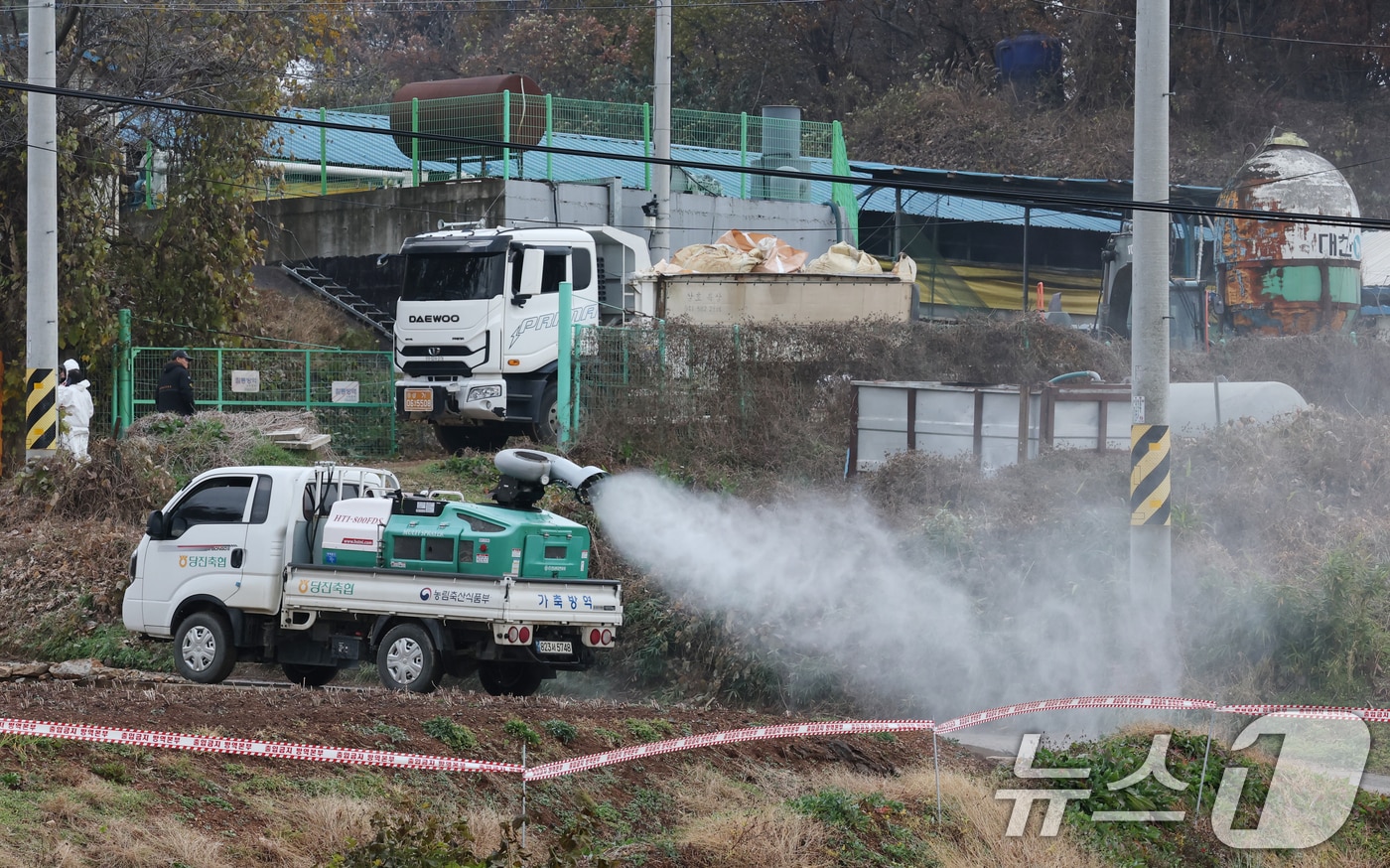 충남 홍성군이 인근 지역 아프리카돼지열병(ASF) 발생에 따른 비상 방역 체계에 돌입했다. 방역 관계자가 농장 입구를 소독하고 있다./뉴스1 ⓒ News1 김기태 기자