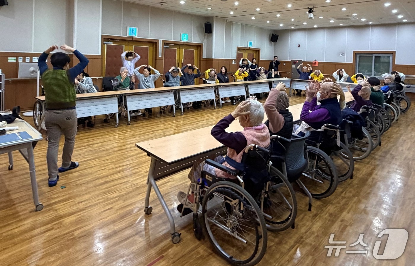 ‘숲요양원 산림치유’ 사업 운영 사진. (산림청 한국산림복지진흥원 제공.재판매 및 DB금지)/뉴스1