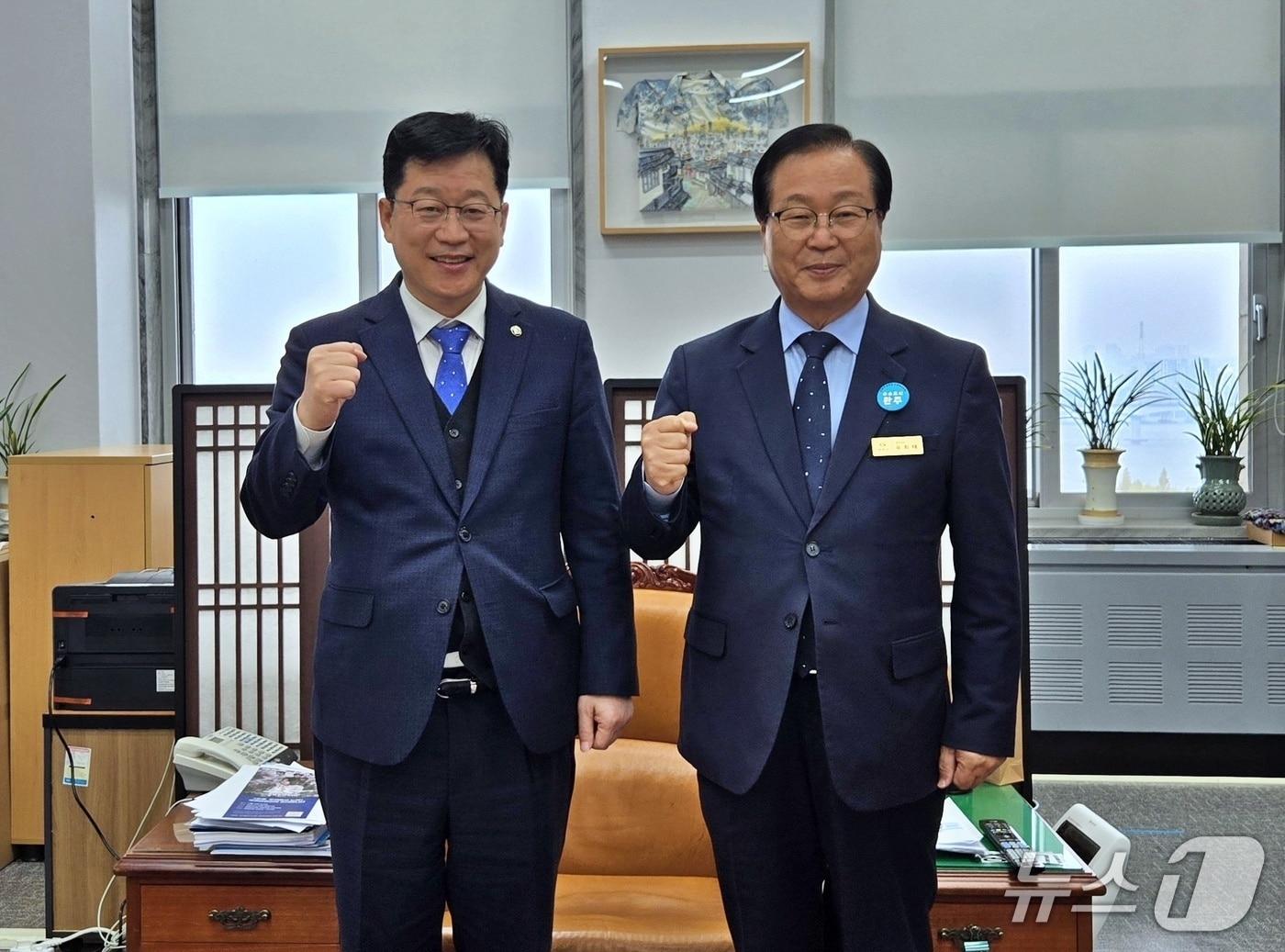 유희태 완주군수(사진 오른쪽)와 안호영 국회의원(완주군 제공. 재판매 및 DB금지)2025.11.25/뉴스1