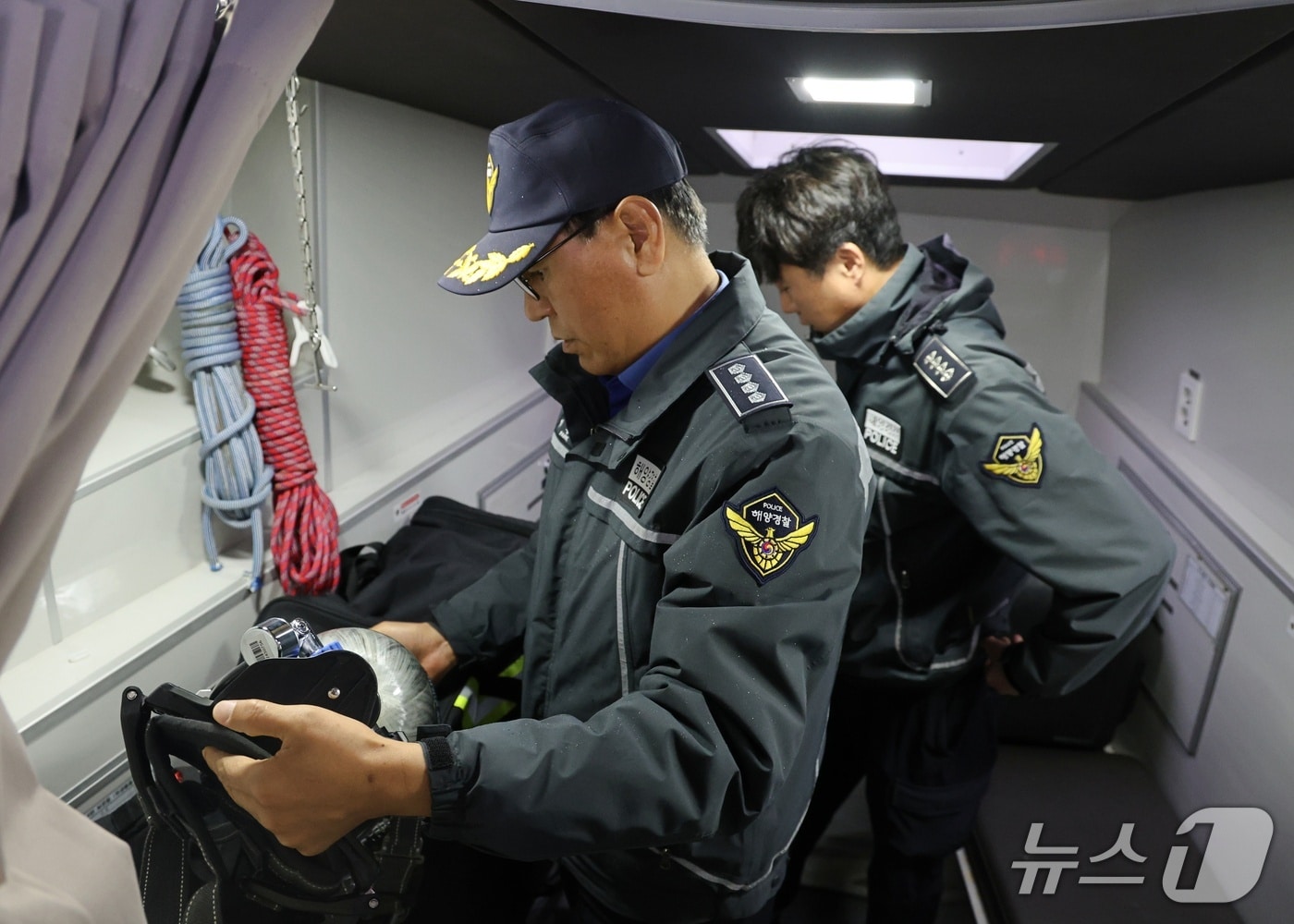 박홍식 강릉해양경찰서장이 25일 동절기 현장 안전점검 차 강릉파출소를 방문해 연안구조정 내 장비를 살펴보고 있다.&#40;강릉해경 제공, 재판매 및 DB 금지&#41; 2025.11.25/뉴스1