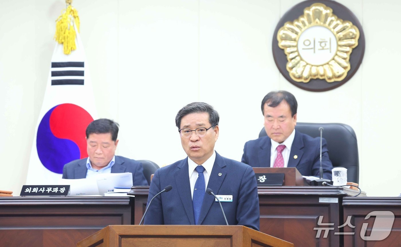 진병영 함양군수가 25일 군의회 정례회에서 내년도 예산안에 대해 설명하고 있다&#40;함양군 제공. 재판매 및 DB금지&#41;.