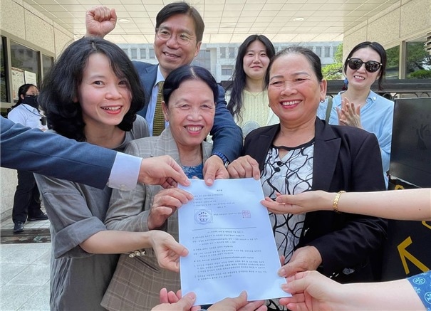 지난 6월 국가배상소송 대법원 의견서를 제출한 하미 마을의 응우옌티탄 씨(왼쪽)와 퐁니 마을의 응우옌티탄 씨.(리영희재단 제공)