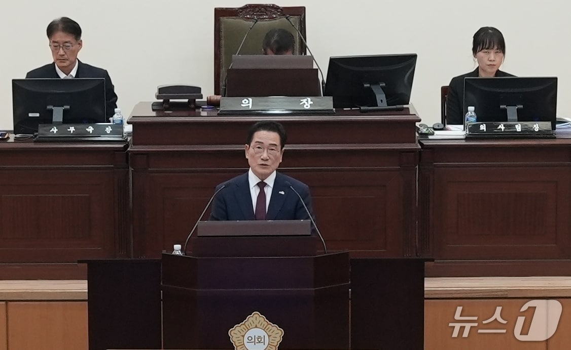 최기문 영천시장이 25일 시의회에서 내년도 시정운영 방향을 발표를 하고 있다.&#40;영천시 제공. 재판매 및 DB금지&#41;/뉴스1