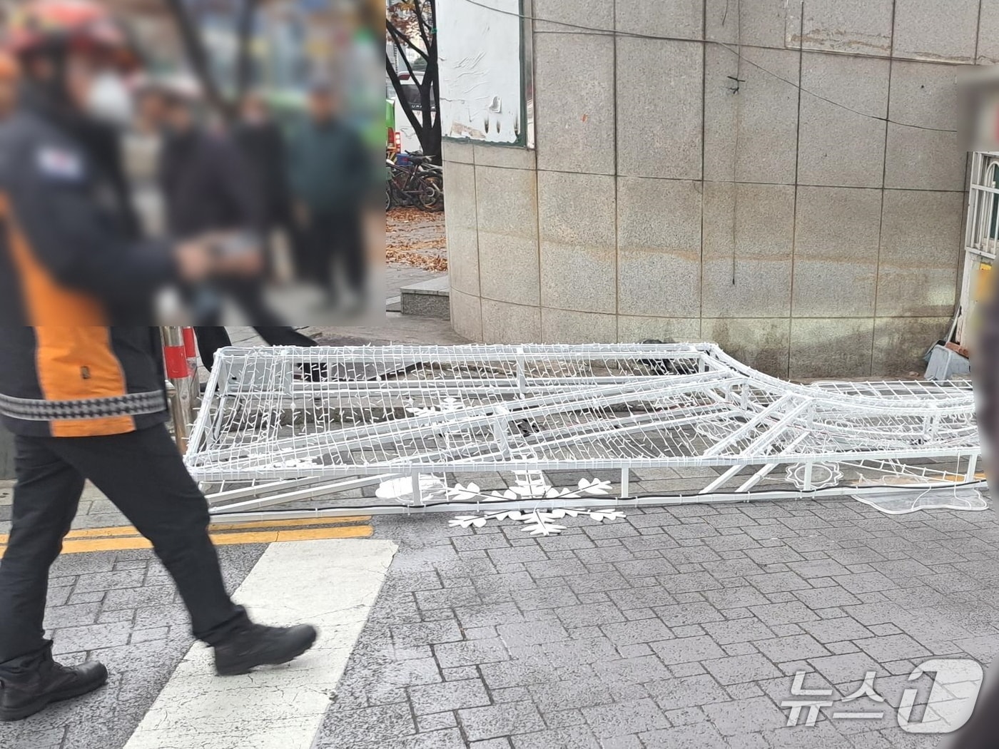 25일 부산 사하구 하단동서 쓰러진 크리스마스 장식 구조물.&#40;사하경찰서 제공. 재판매 및 DB 금지&#41;