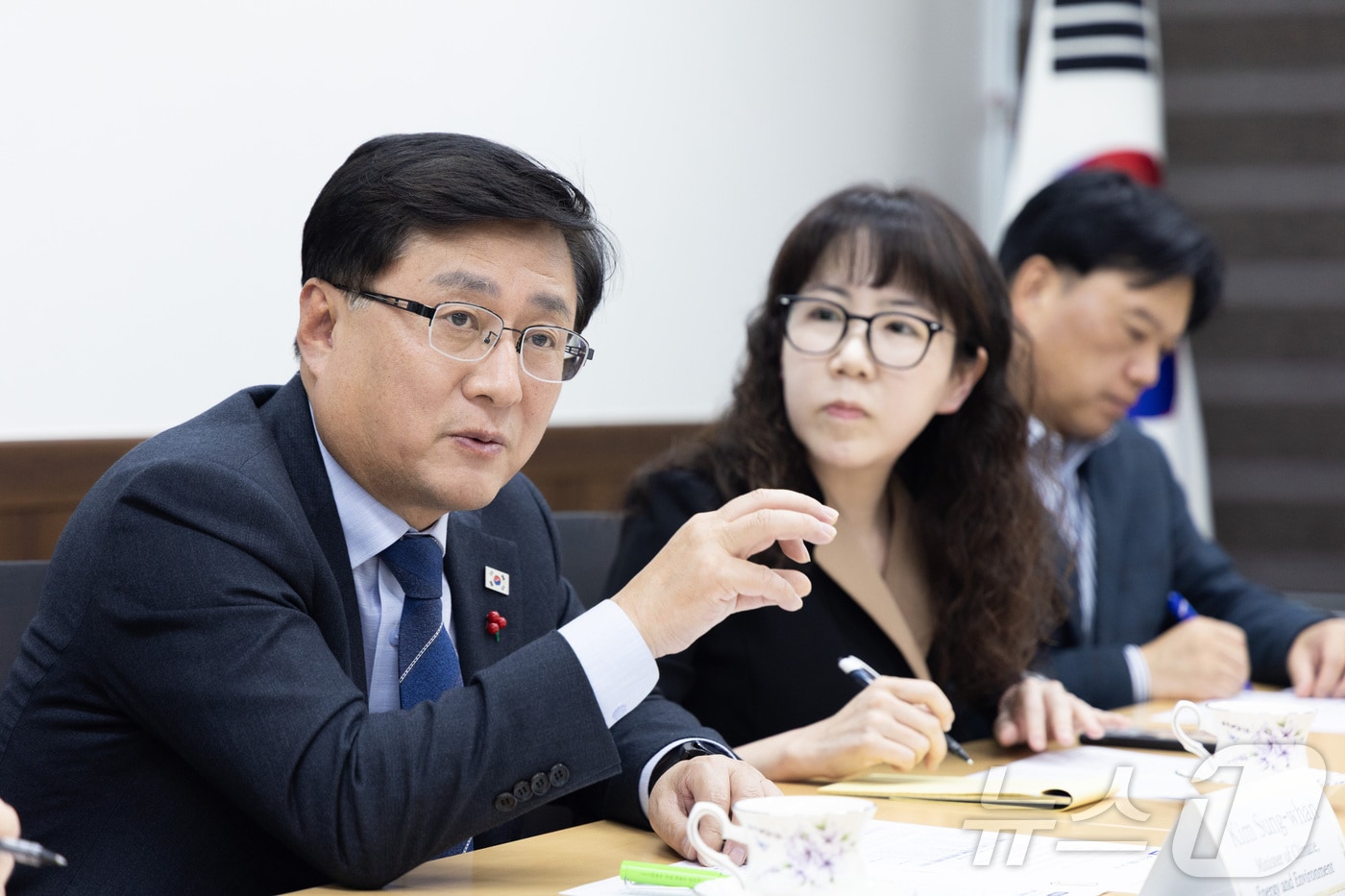 김성환 기후에너지환경부장관이 25일 서울 서초구 한강홍수통제소에서 덴마크 풍력터빈사 베스타스 CEO 헨릭 안데르센을 만나 국내·외 해상풍력 동향에 대해 논의하고 있다. (기후에너지환경부 제공. 재판매 및 DB 금지) 2025.11.25/뉴스1