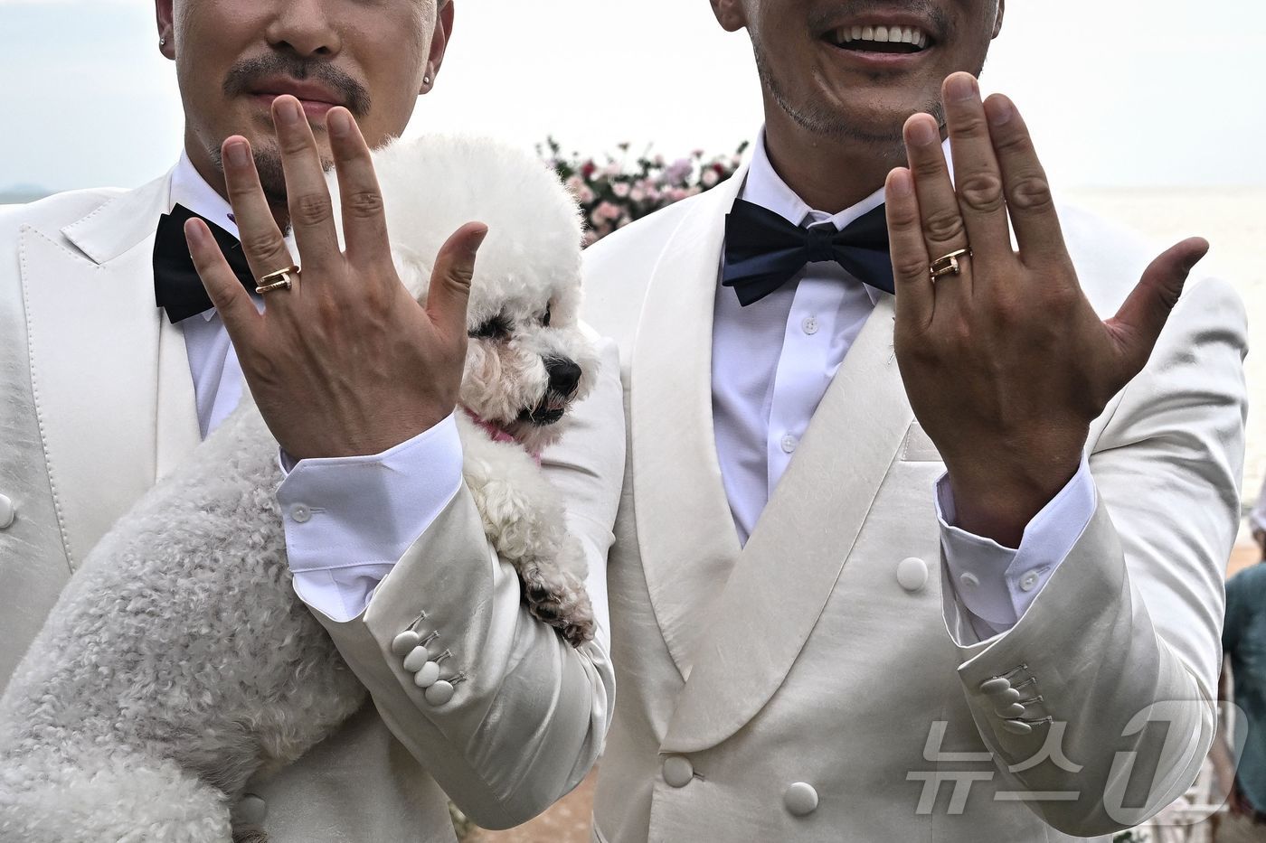 2025년 5월 31일에 태국 파타야 인근에서 열린 결혼식에서 중국인 게이 커플이 결혼반지를 보여주고 있다. 2025.05.31.ⓒ AFP=뉴스1