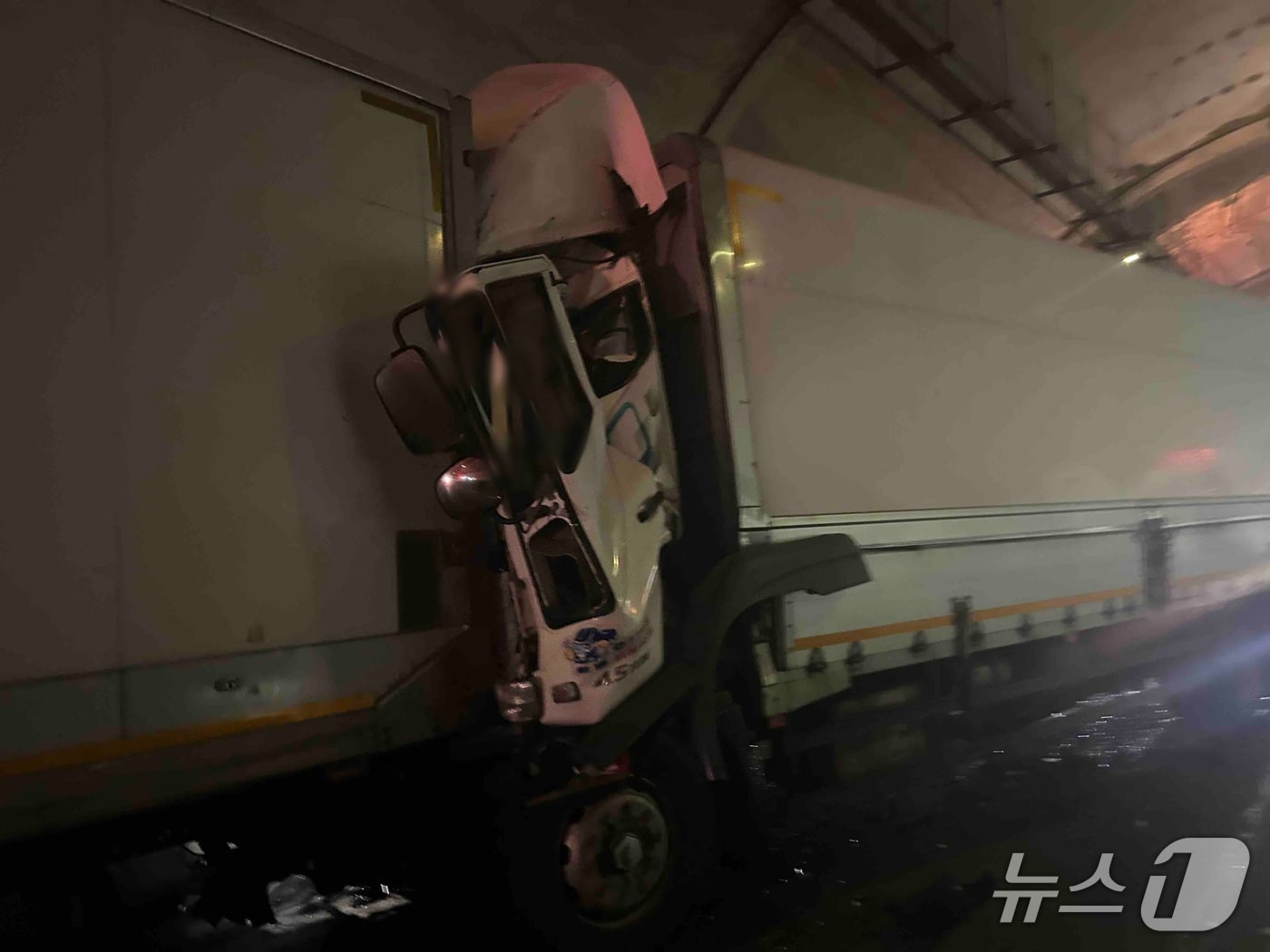 26일 새벽 서울양양고속도로 양양방향 화촌9터널 교통사망사고 현장.&#40;강원도소방본부 제공, 재판매 및 DB 금지&#41; 2025.11.26/뉴스1