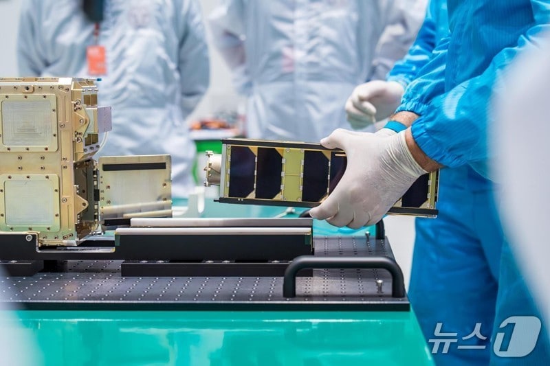 누리호의 큐브위성 발사관에 탑재되고 있는 K-히어로 큐브위성&#40;한국항공우주연구원 제공&#41; /뉴스1