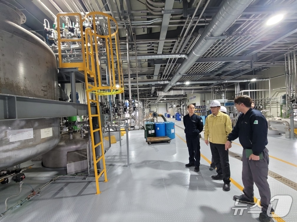 대구환경청은 25일 인화성‧폭발성 물질을 대량 보유·취급하는 사업장에서 긴급 현장점검을 실시했다. (대구환경청 제공. 재판매 및 DB 금지) 2025.11.25/뉴스1