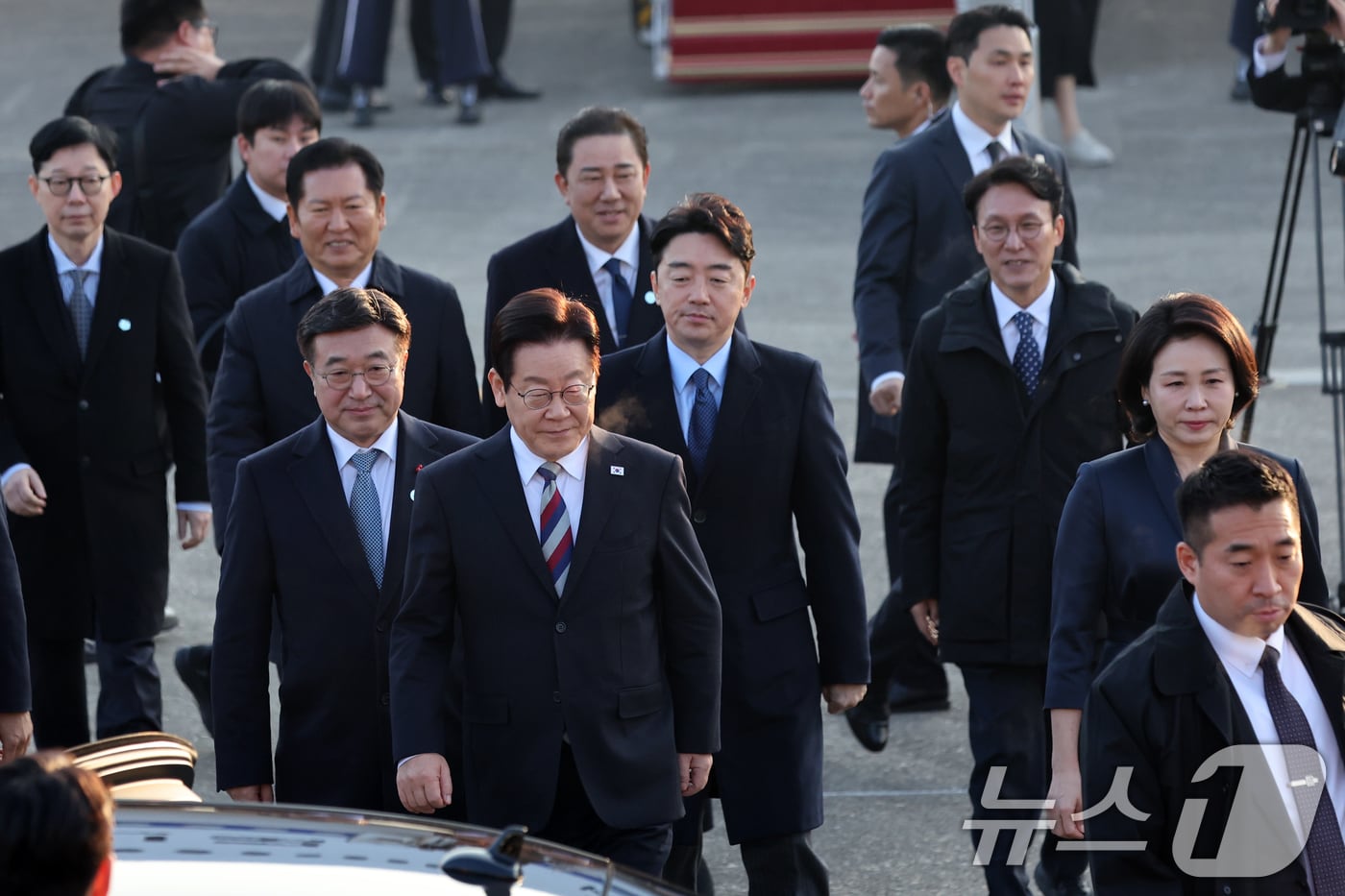 아프리카·중동 4개국 순방 일정을 마무리한 이재명 대통령이 26일 오전 경기도 성남시 서울공항을 통해 귀국, 환영인사들과 함께 이동하고 있다. 2025.11.26/뉴스1 ⓒ News1 황기선 기자