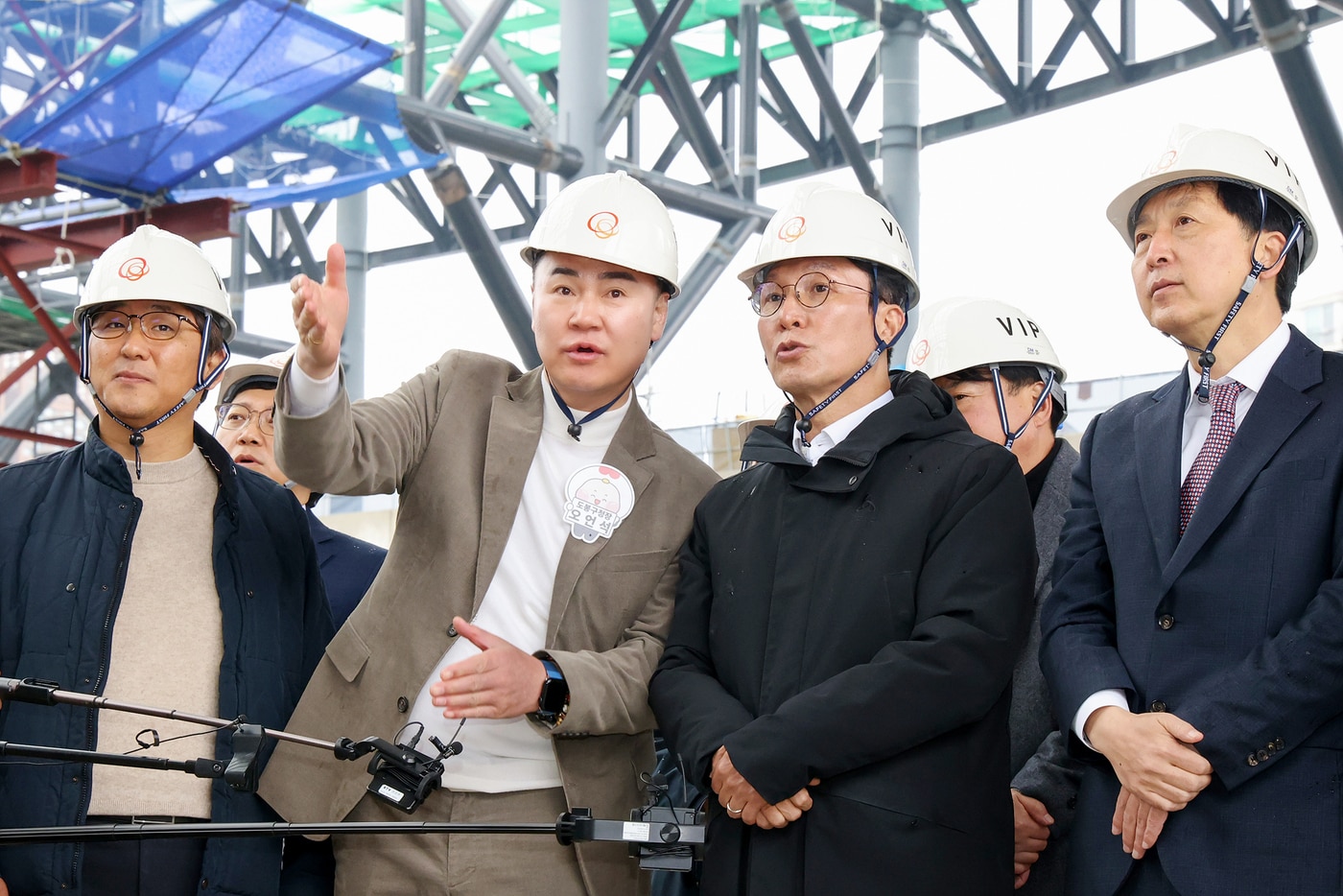 오언석 도봉구청장이 김민석 국무총리에게 서울아레나 주변 창동권역 개발 사안에 대해 설명하고 있다.(도봉구 제공)
