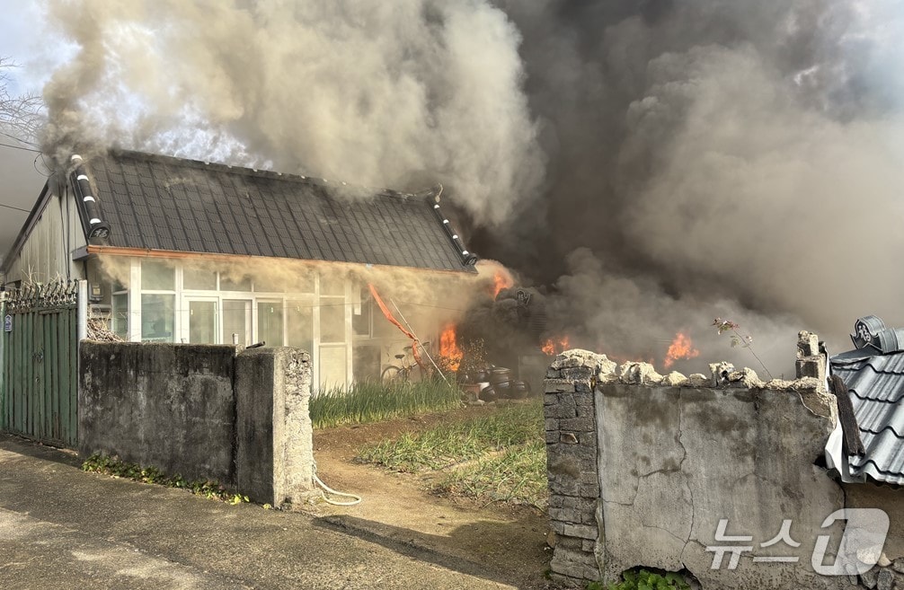 25일 오전 10시49분쯤 경북 고령군 덕곡면의 한 단독주택에서 불이나 소방 당국이 진화하고 있다(경북소방본부 제공. 재판매 및 DB 금지)2025.11.26/뉴스1