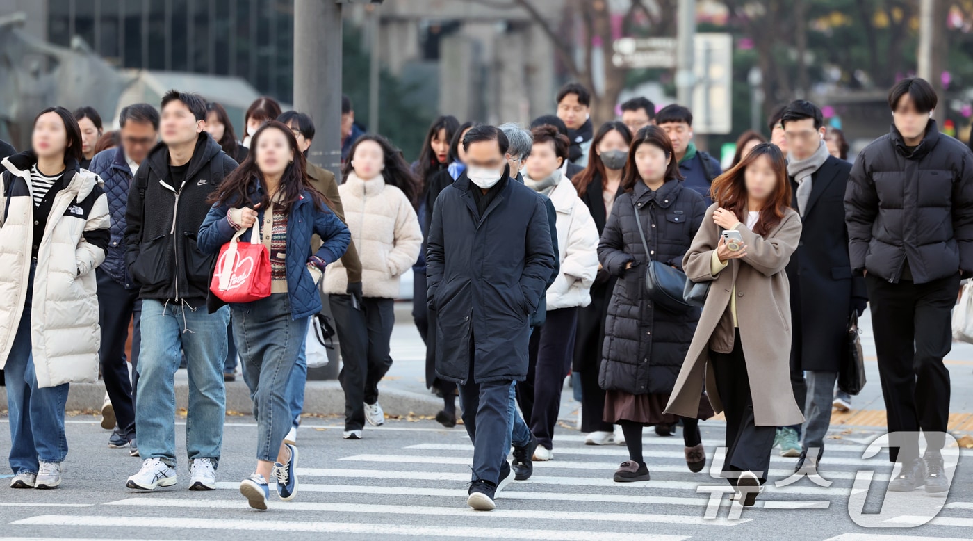 서울 종로구 광화문네거리에서 두터운 옷차림의 시민들이 발걸음을 옮기고 있다. 2025.11.26/뉴스1 ⓒ News1 이호윤 기자