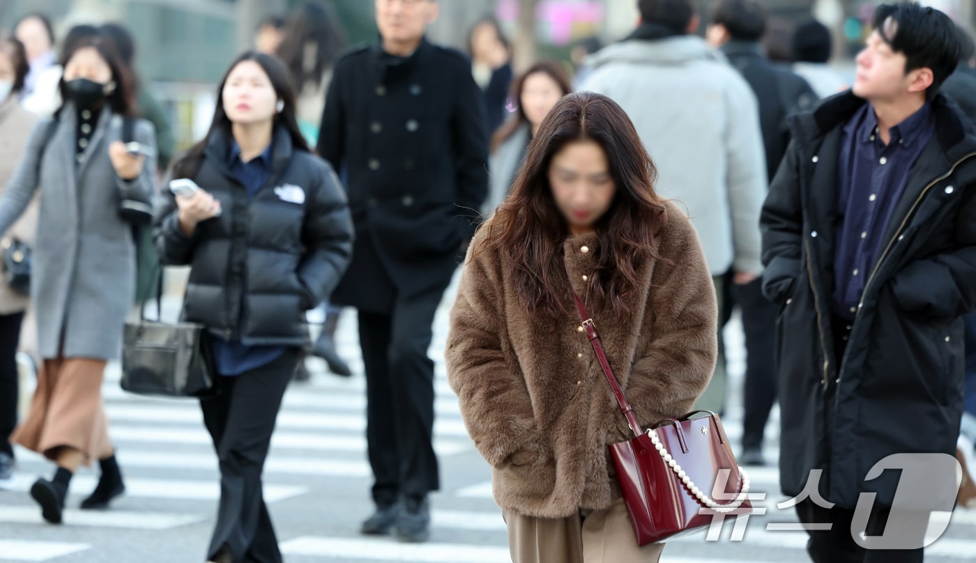 아침 기온이 전날보다 5~7도 가량 큰 폭으로 떨어져 추운 날씨를 보인 26일 오전 서울 종로구 광화문네거리에서 두터운 옷차림의 시민들이 발걸음을 옮기고 있다. 2025.11.26/뉴스1 ⓒ News1 이호윤 기자