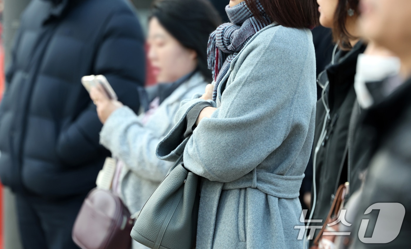 아침 기온이 전날보다 5~7도 가량 큰 폭으로 떨어져 추운 날씨를 보인 26일 오전 서울 종로구 광화문네거리에서 두터운 옷차림의 시민들이 발걸음을 옮기고 있다. 2025.11.26/뉴스1 ⓒ News1 이호윤 기자