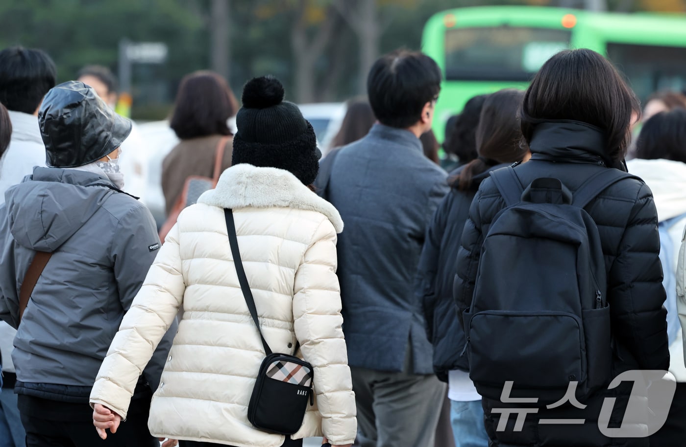 아침 기온이 전날보다 5~7도 가량 큰 폭으로 떨어져 추운 날씨를 보인 26일 오전 서울 종로구 광화문네거리에서 두터운 옷차림의 시민들이 발걸음을 옮기고 있다. 2025.11.26/뉴스1 ⓒ News1 이호윤 기자