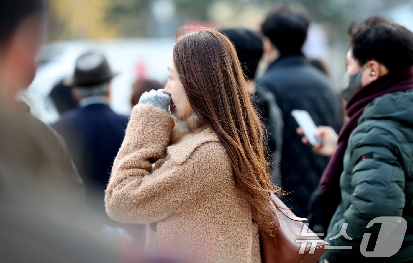 아침 기온이 전날보다 5~7도 가량 큰 폭으로 떨어져 추운 날씨를 보인 26일 오전 서울 종로구 광화문네거리에서 두터운 옷차림의 시민들이 발걸음을 옮기고 있다. 2025.11.26/뉴스1 ⓒ News1 이호윤 기자