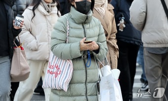 지난  26일 오전 서울 종로구 광화문네거리에서 두터운 옷차림의 시민들이 발걸음을 옮기고 있다. 2025.11.26/뉴스1 ⓒ News1 이호윤 기자