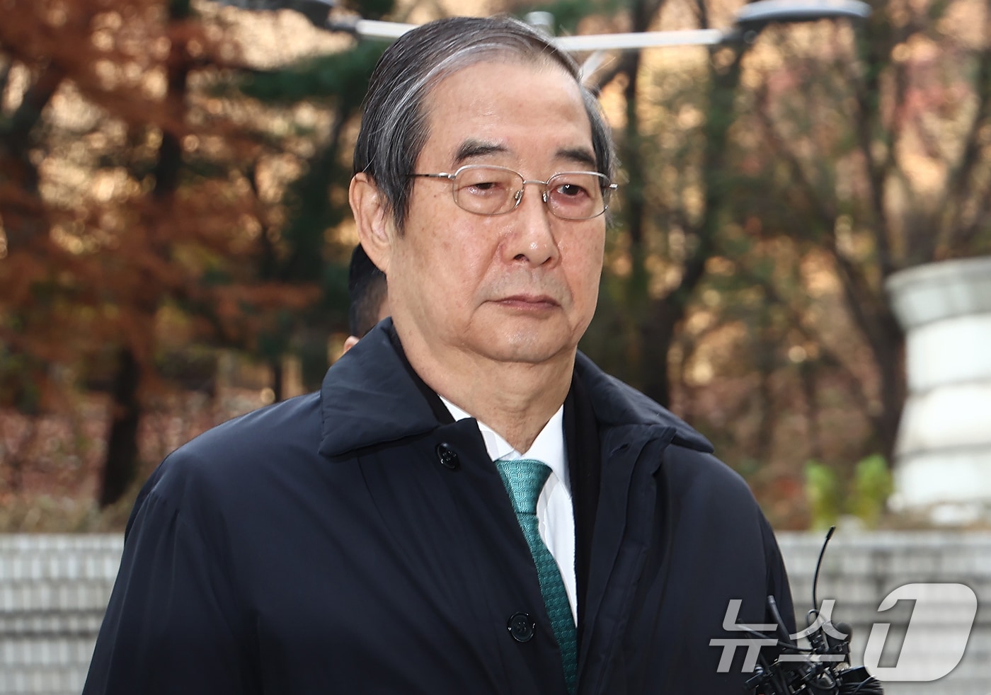 윤석열 전 대통령의 12·3 비상계엄을 적극적으로 말리지 않은 혐의로 재판에 넘겨진 한덕수 전 국무총리가 26일 오전 서울 서초구 서울중앙지방법원에서 열린 내란 우두머리 방조, 내란 중요임무 종사 등 혐의 사건 1심 결심 공판에 출석하고 있다. 2025.11.26/뉴스1 ⓒ News1 김민지 기자