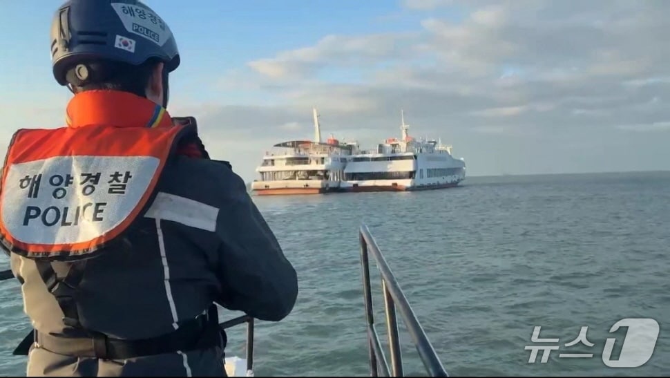 26일 오전 7시 18분쯤 완도군 흑일도 남쪽 0.9㎞ 해상에서 595톤급 여객선 A호가 고장신고가 접수돼 해경이 출동한 모습.(완도해경 제공. 재판매 및 DB 금지)