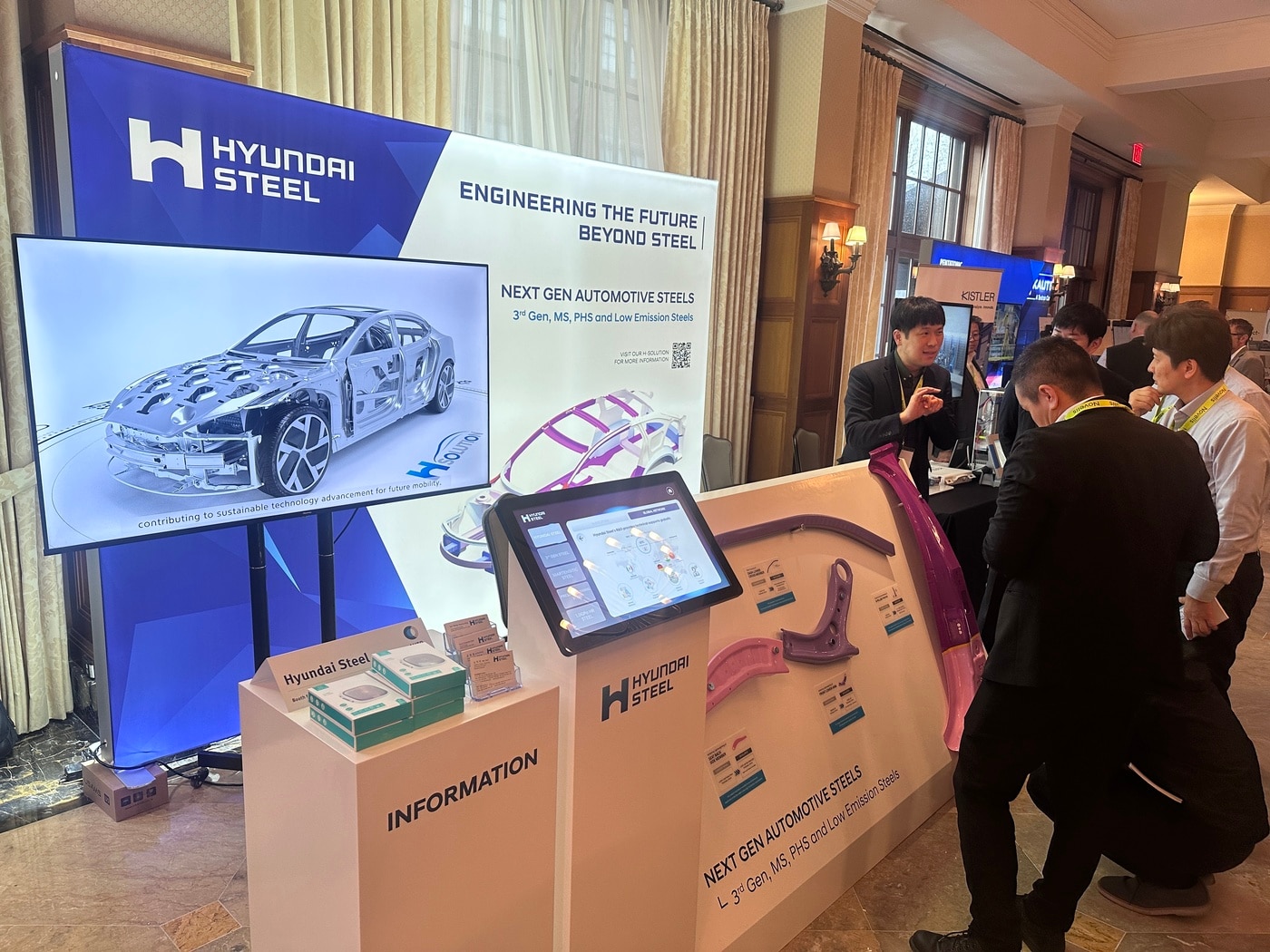 현대제철 연구원이 미국 '카바디 익스피리언스'(Car Body Xperience)에 참석한 글로벌 고객사들에게 3세대 강판을 설명하고 있다. (현대제철 제공)