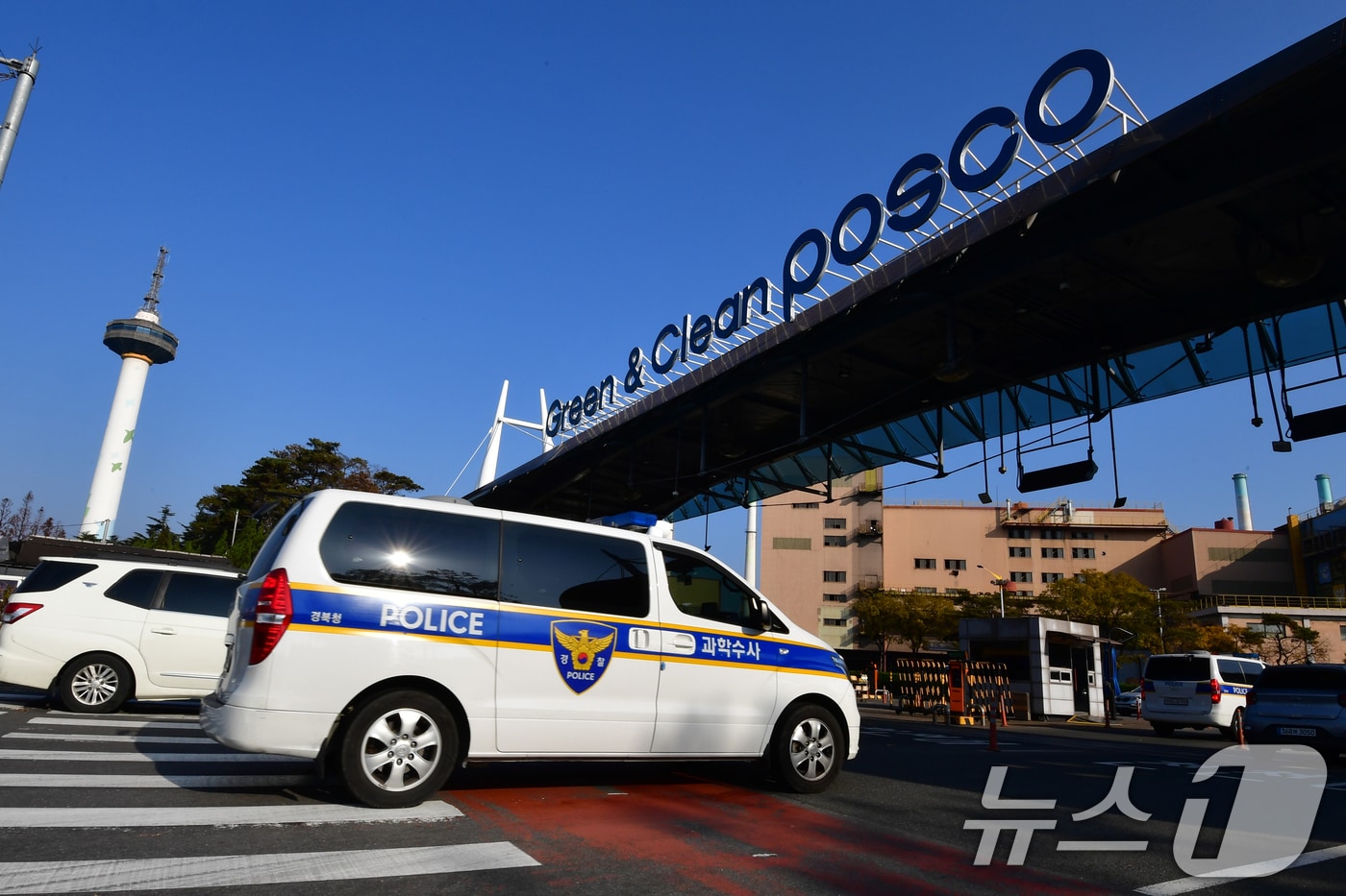 26일 경북경찰청 중대재해수사팀과 국립과학수사과학원들이 탄 차량이 근로자 유독가스 흡입사고가 발생한 포항제철소로 합동감식을 위해 들어서고 있다. 2025.11.26/뉴스1 ⓒ News1 최창호 기자