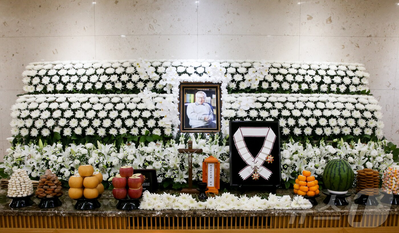 향년 91세를 일기로 별세한 원로 배우 겸 이순재 전 국회의원의 빈소가 지난 25일 서울아산병원 장례식장에 마련된 가운데 정부가 故 이순재 씨에게 추서한 금관문화훈장이 빈소에 놓여있다. 2025.11.26/뉴스1 ⓒ News1 사진공동취재단