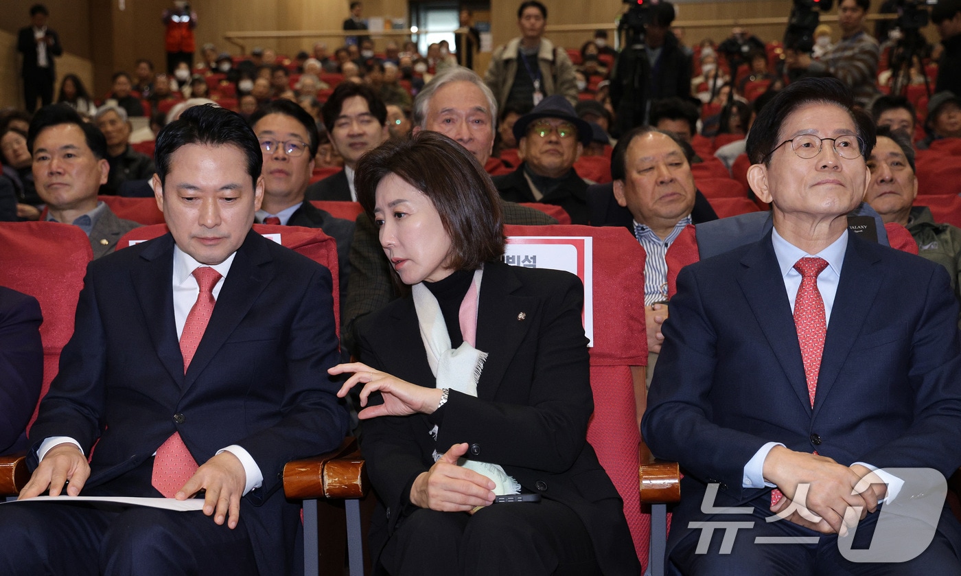 장동혁 국민의힘 대표와 나경원 의원이 2025년 11월 26일 서울 여의도 국회 의원회관에서 열린 '독립외교 40년 : 이승만의 외로운 투쟁' 시사회에서 대화하고 있다. 오른쪽은 김문수 전 고용노동부 장관. 2025.11.26 ⓒ 뉴스1 신웅수 기자