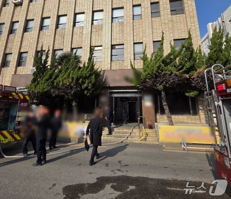 26일 부산 서구 한 회사건물 지하 1층에 있는 냉동창고에서 암모니아가 누출돼 경찰 및 소방이 출동했다. 사진은 소방차를 동원해 사고현장 정화작업을 하는 모습 (경찰 제공. 재판매 및 DB금지)