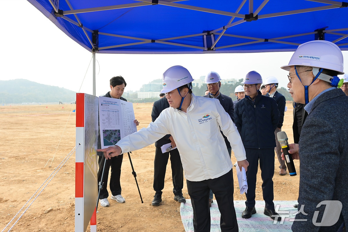 정기명 여수시장이 지난 25일 2026여수세계섬박람회 주행사장을 찾아 현장 브리핑을 진행하고 있다. &#40;여수시 제공. 재판매 및 DB금지&#41;