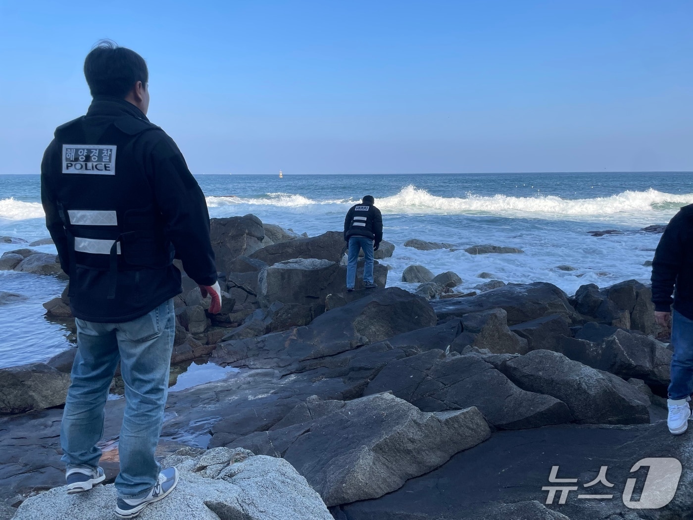 속초해양경찰서는 26일 속초해변에서 시청·속초세관 등 유관기관과 함께 해안가 마약류 유입 차단을 위한 합동 수색을 실시했다.(속초해경 제공, 재판매 및 DB 금지) 2025.11.26/뉴스1