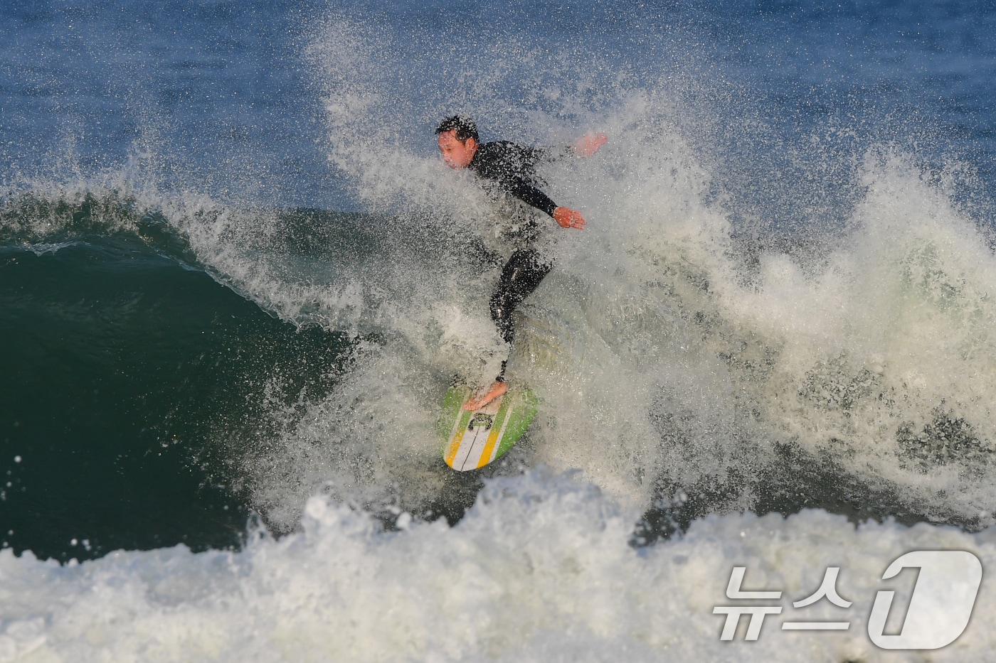 26일 오후 경북 포항시 북구 흥해읍 용한리 해수욕장에서 서퍼들이 파도를 타고 있다. 2025.11.26/뉴스1 ⓒ News1 최창호 기자