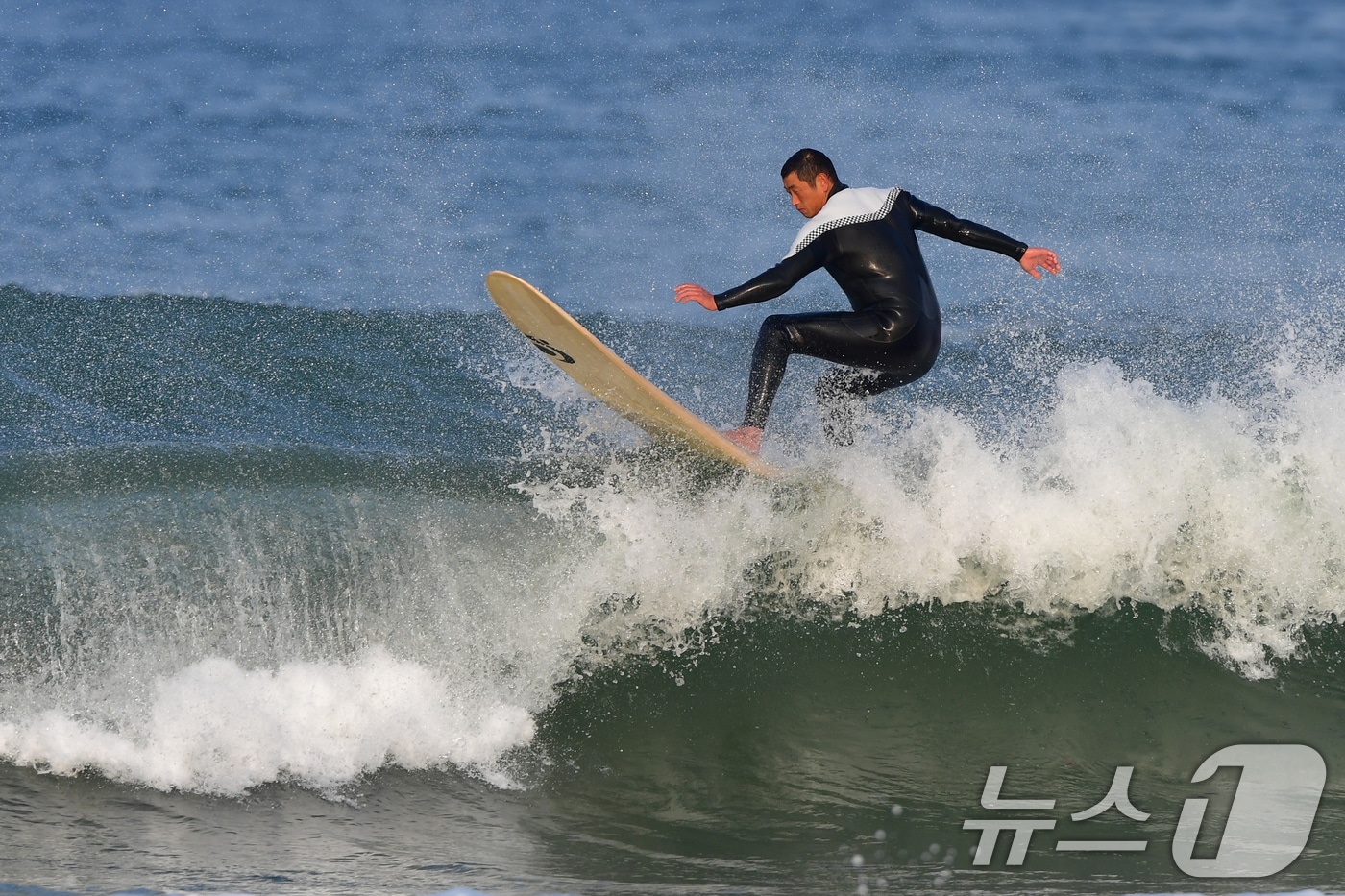 26일 오후 경북 포항시 북구 흥해읍 용한리해수욕장에서 서퍼들이 파도를 타고 있다. 2025.11.26/뉴스1 ⓒ News1 최창호 기자