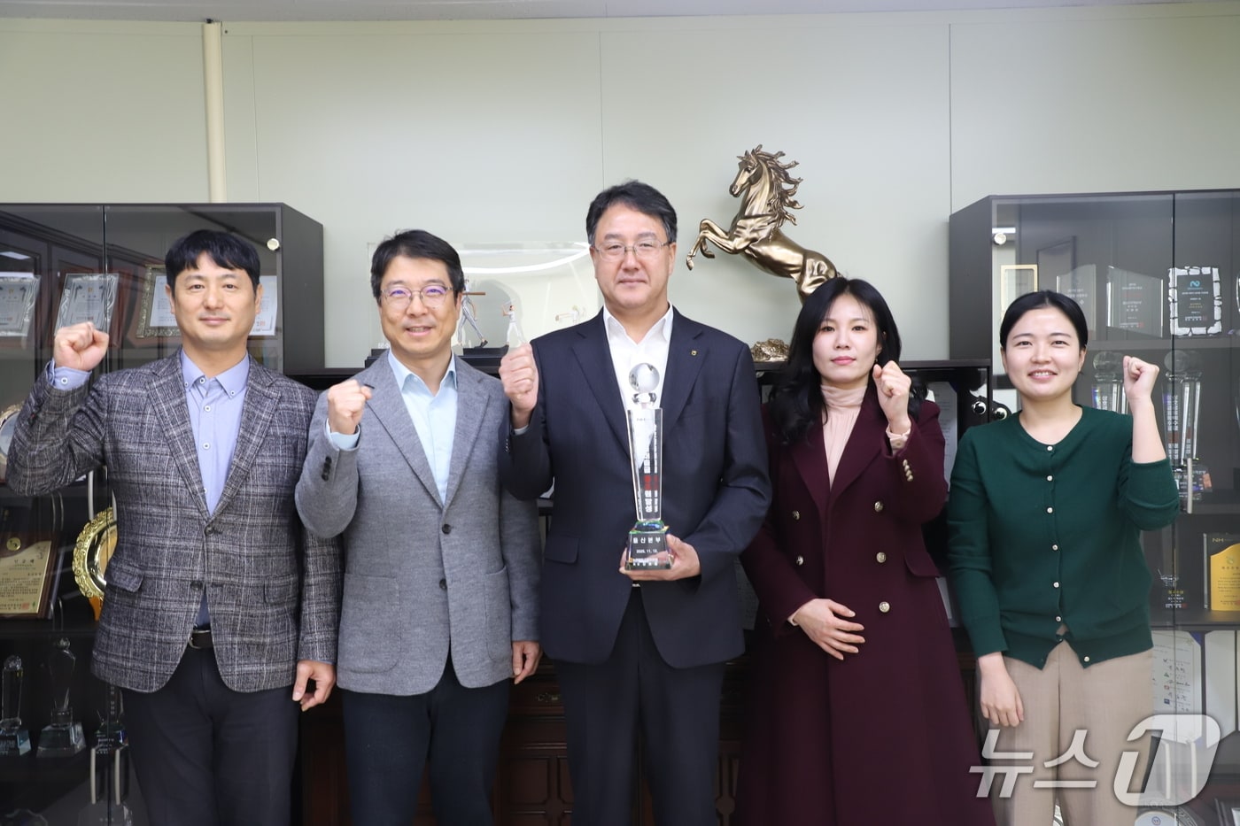 울산농협이 26일 농협본부로부터 '상호금융 대출금 8조원 달성탑'을 받았다.(울산농협 제공. 재판매 및 DB금지)/뉴스1