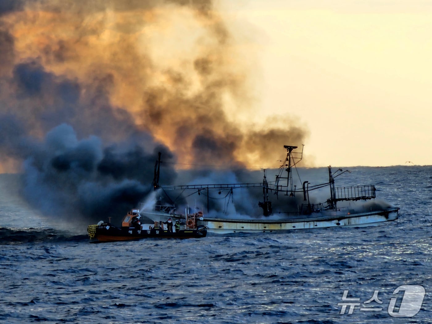 지난해 11월 양양 수산항 동쪽 50㎞ 해상서 발생한 선박 화재 현장 자료사진.&#40;속초해경 제공, 재판매 및 DB 금지&#41;