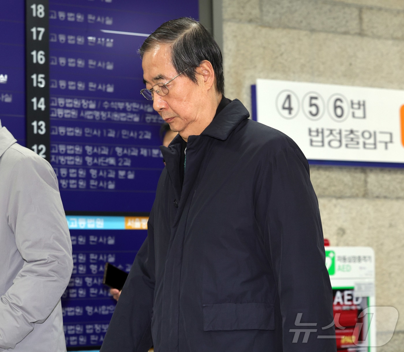 한덕수 전 국무총리가 26일 서울중앙지법에서 열린 결심공판에서 징역 15년형을 구형받은 뒤 침울한 표정으로 법원 청사를 나서고 있다. &#40;공동취재&#41; 2025.11.26/뉴스1 ⓒ News1 김민지 기자