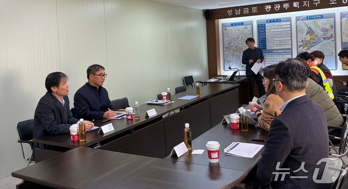 홍동곤 한강청장(왼쪽 맨 앞)이 26일 성남금토 공공주택지구 조성사업 현장사무실에서 공사 진행 상황을 확인하고 있다.(한강청 제공)