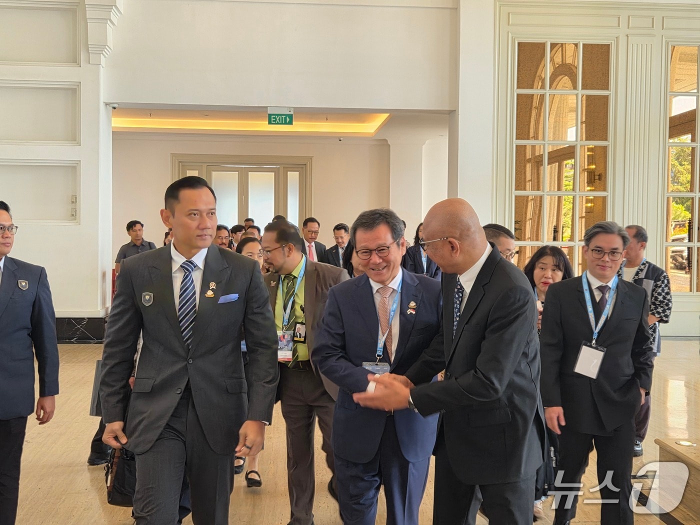 26일 2025 인도네시아 국제 교통 정상회의에 참석한 김홍규 강원 강릉시장(사진 가운데. 강릉시 제공, 재판매 및 DB 금지) 2025.11.26/뉴스1