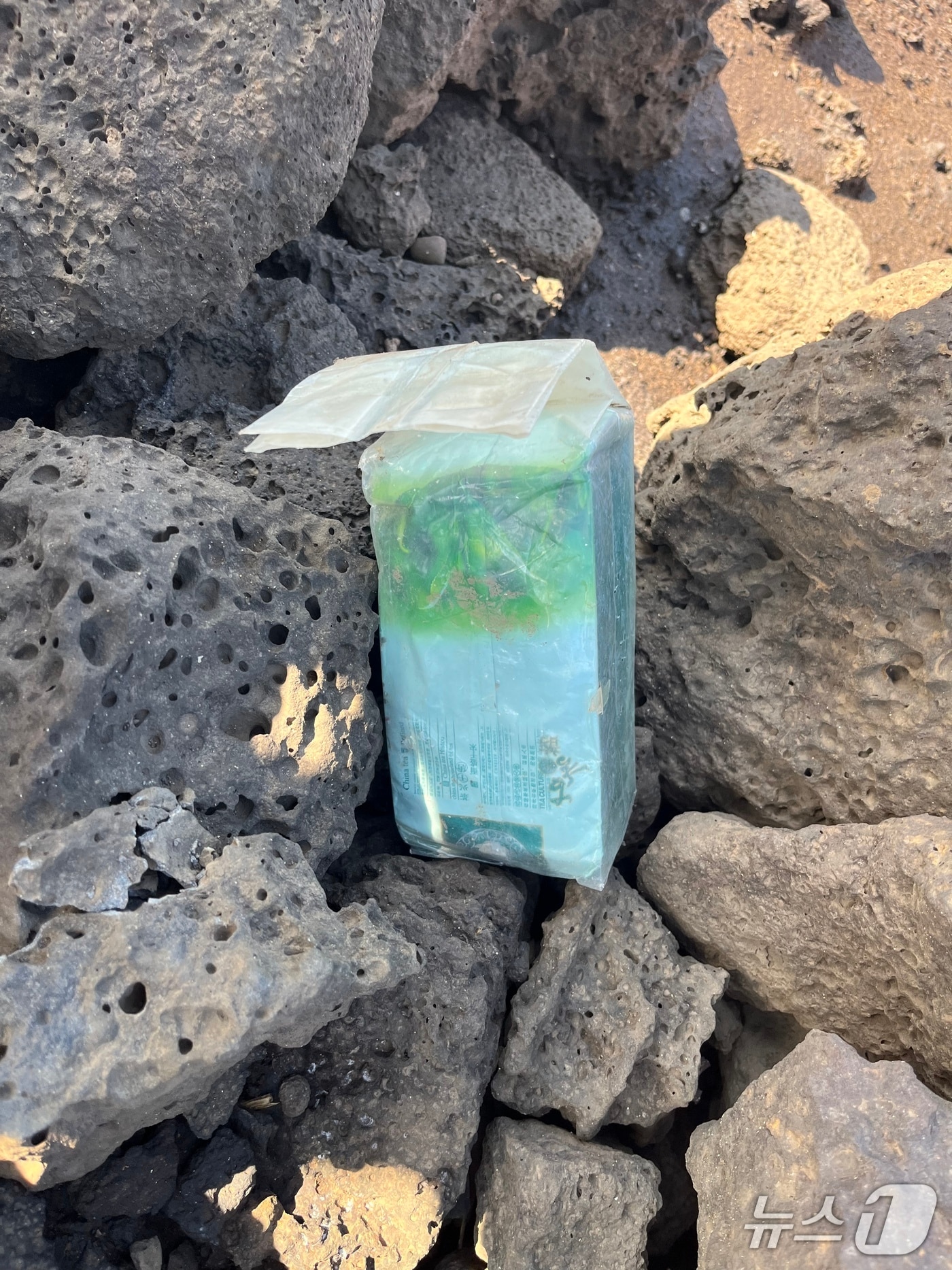 26일 제주 해안에서 발견된 케타민.(제주지방해양경찰청 제공, 재판매 및 DB 금지)