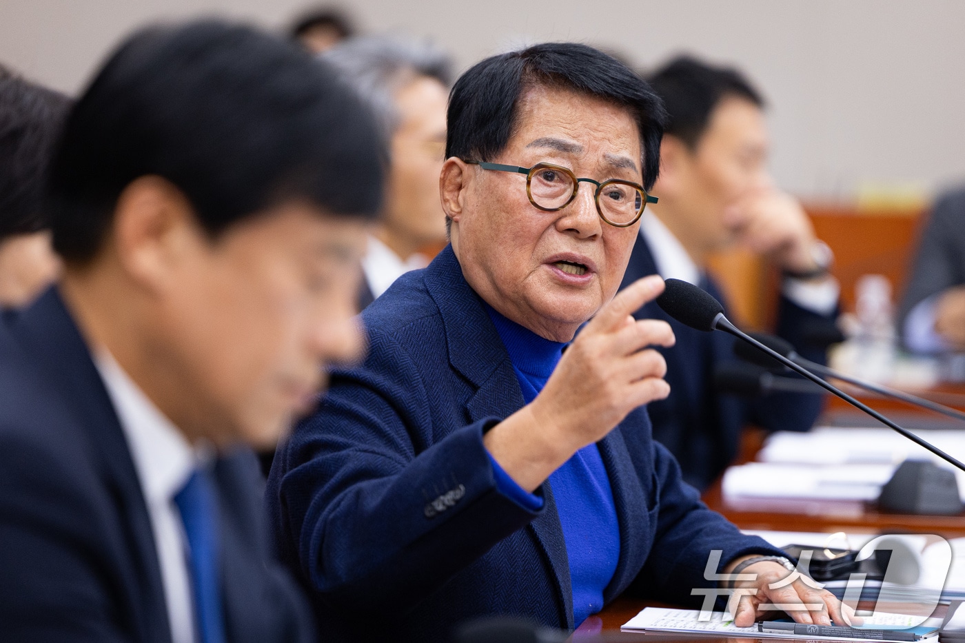 박지원 더불어민주당 의원이 26일 서울 여의도 국회에서 열린 제429회 국회(정기회) 법제사법위원회 제15차 전체회의에서 정성호 법무부 장관에게 질의하고 있다. 2025.11.26/뉴스1 ⓒ News1 유승관 기자