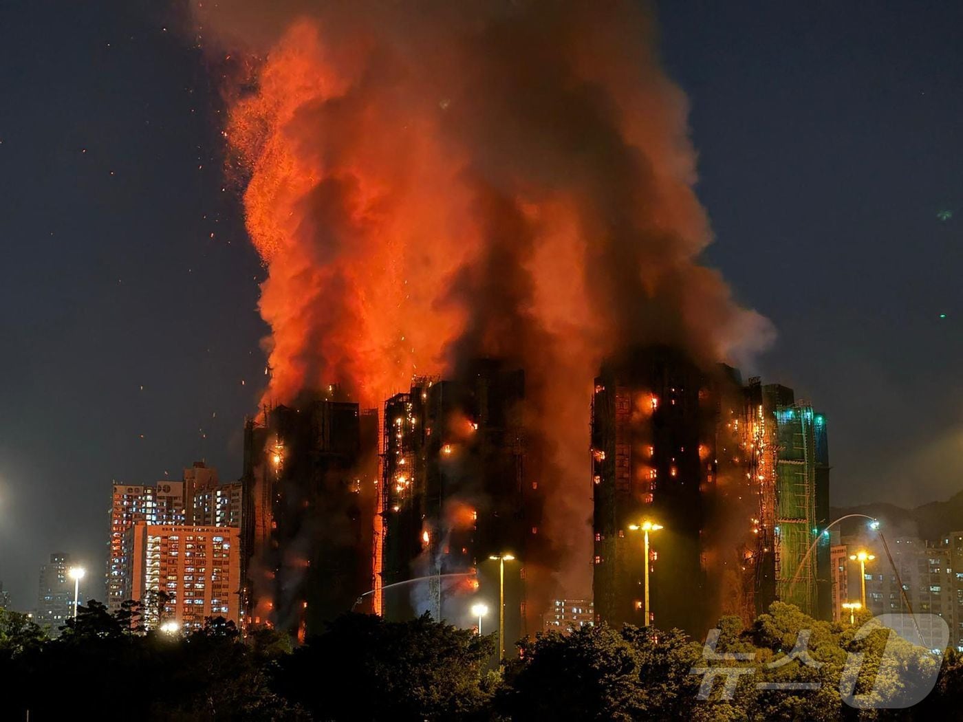 26일 대형화재로 불길에 휩싸인 홍콩 왕 푹 코트의  초고층 아파트. 2025.11.26 ⓒ AFP=뉴스1 ⓒ News1 이지예 객원기자