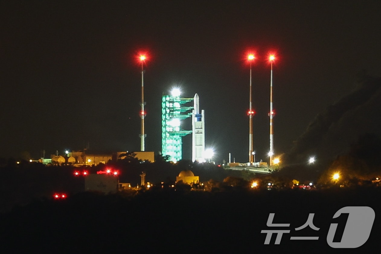 한국형 발사체 누리호(KSLV-Ⅱ)가 26일 저녁 전남 고흥군 나로우주센터에서 4차 발사를 준비하는 모습(뉴스1DB)ⓒ News1