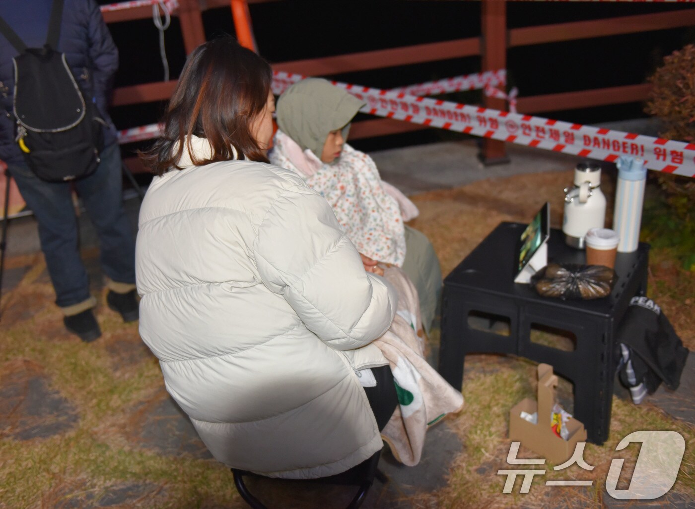 누리호 4차 발사를 4시간 앞둔 26일 오후 9시쯤 아들과 함께 고흥우주발사전망대를 찾은 가족이 명당 자리를 잡고 유투브를 시청하고 있다. ⓒ News1 김성준 기자