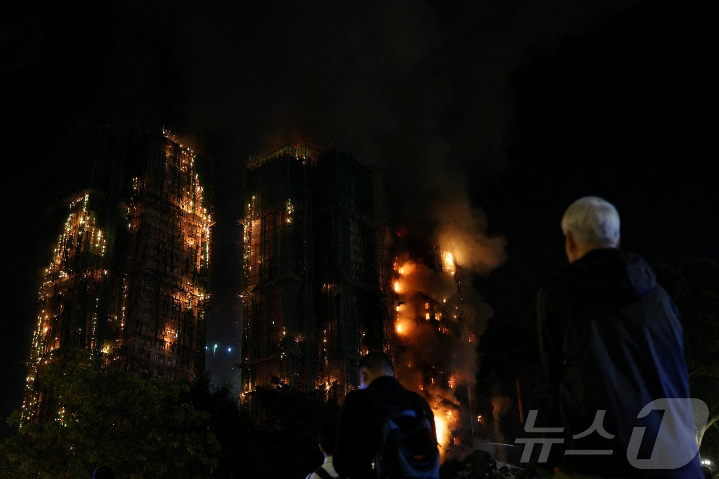야간까지 이어진 화재 진화와 구조 작업