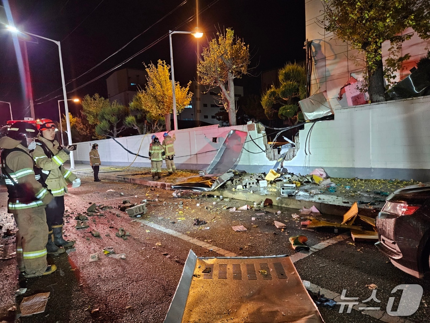 26일 오후 8시38분께 전북 군산시 소룡동의 한 조미료·식품첨가물 제조 업체에서 폭발 사고가 발생했다.(전북소방 제공. 재판매 및 DB금지)2025.11.26/뉴스1