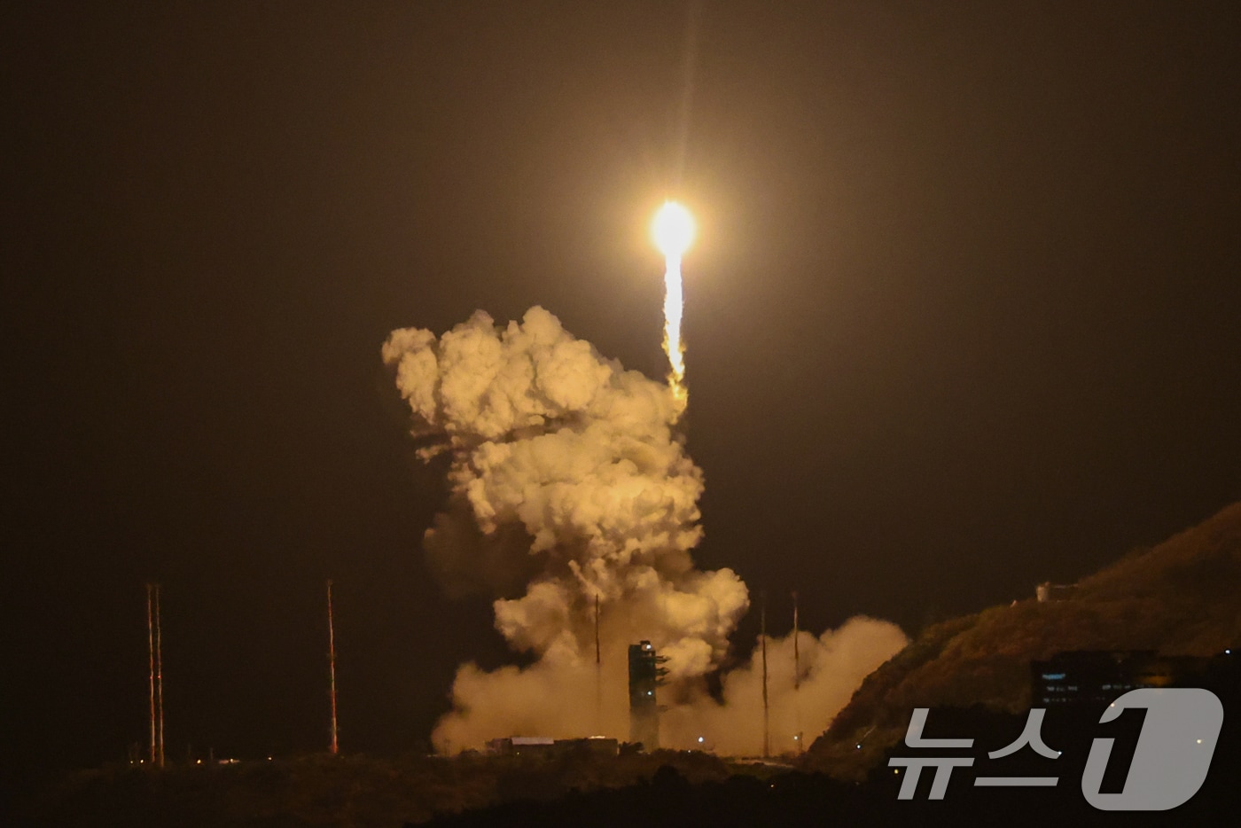 한국형 발사체 누리호(KSLV-Ⅱ)가 27일 새벽 전남 고흥군 나로우주센터에서 4차 발사를 맞아 우주로 날아오르고 있다. 2025.11.27 ⓒ 뉴스1 안은나 기자