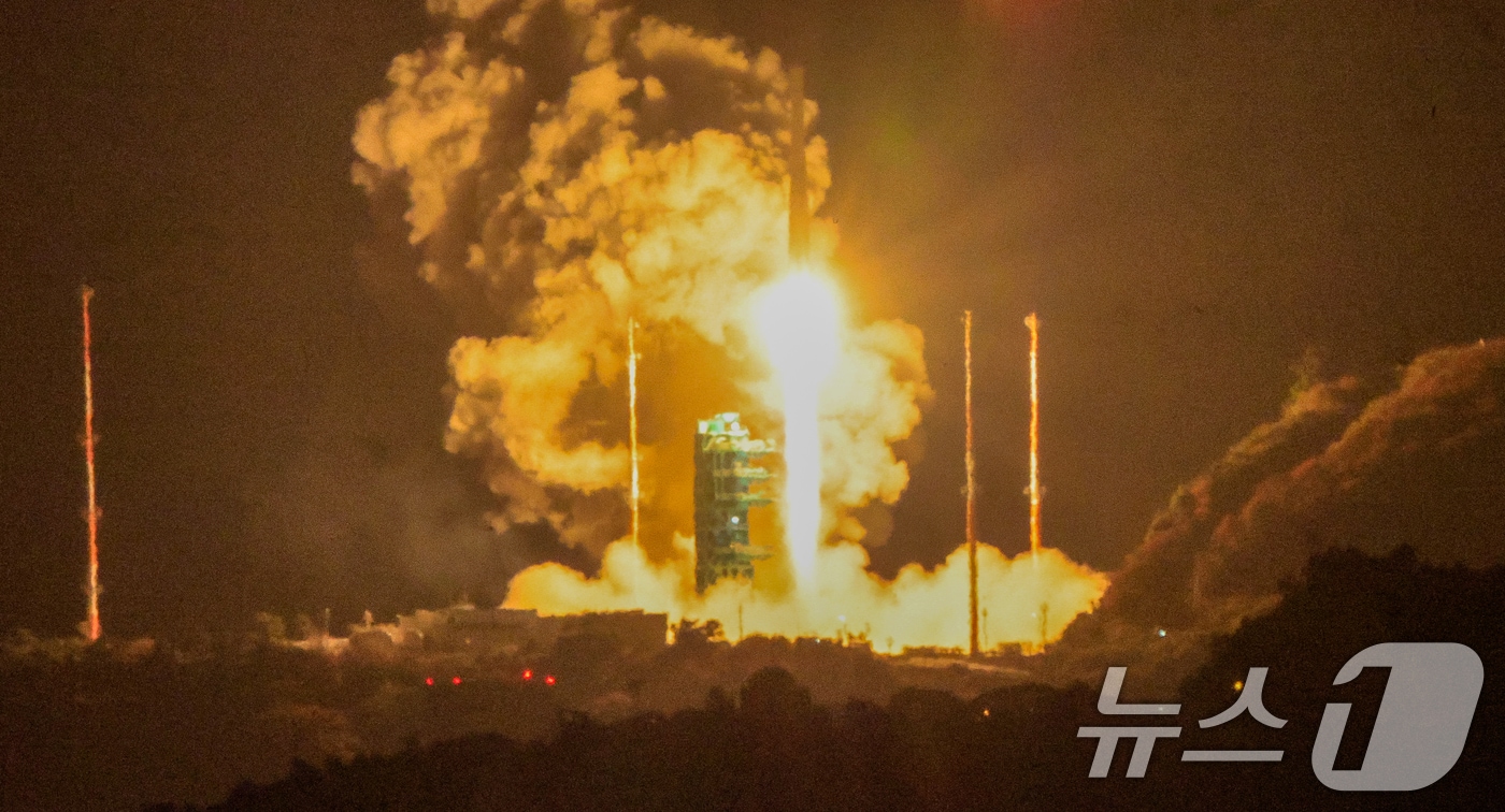 한국형 발사체 누리호(KSLV-Ⅱ)가 27일 새벽 전남 고흥군 나로우주센터에서 4차 발사를 맞아 우주로 날아오르고 있다. 차세대중형위성 3호(1기)를 비롯해 큐브위성 12기 등 총 13기의 위성을 실은 누리호는 오로라를 비롯한 우주환경 관측부터 항암제 연구 등 우주 바이오 실험까지 다양한 임무를 추진한다. 2025.11.27/뉴스1 ⓒ News1 안은나 기자