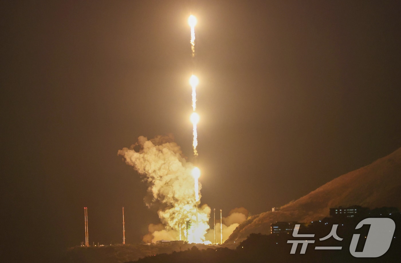 한국형 발사체 누리호&#40;KSLV-Ⅱ&#41;가 27일 새벽 전남 고흥군 나로우주센터에서 4차 발사를 맞아 우주로 날아오르고 있다. 차세대중형위성 3호&#40;1기&#41;를 비롯해 큐브위성 12기 등 총 13기의 위성을 실은 누리호는 오로라를 비롯한 우주환경 관측부터 항암제 연구 등 우주 바이오 실험까지 다양한 임무를 추진한다. &#40;레이어 합성&#41; 2025.11.27/뉴스1 ⓒ News1 안은나 기자