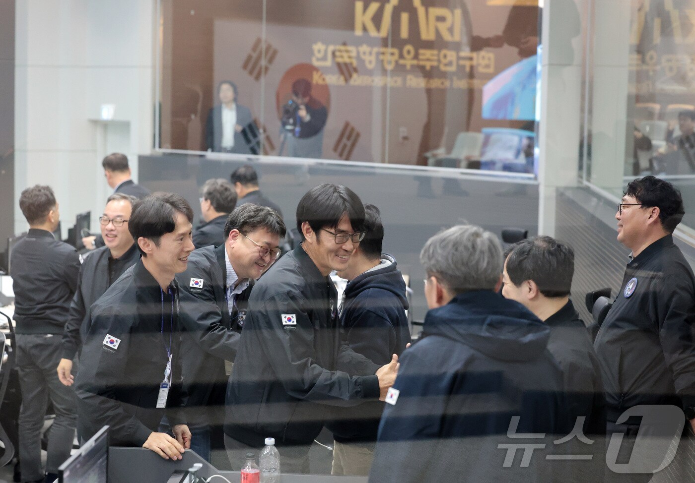 한국형 발사체 누리호(KSLV-Ⅱ)가 성공적으로 발사된 27일 새벽 전남 고흥군 나로우주센터 발사지휘센터에서 관계자들이 기쁨을 나누고 있다. 차세대중형위성 3호(1기)를 비롯해 큐브위성 12기 등 총 13기의 위성을 실은 누리호는 오로라를 비롯한 우주환경 관측부터 항암제 연구 등 우주 바이오 실험까지 다양한 임무를 추진한다. (한국항공우주연구원 제공. 재판매 및 DB 금지) 2025.11.27/뉴스1