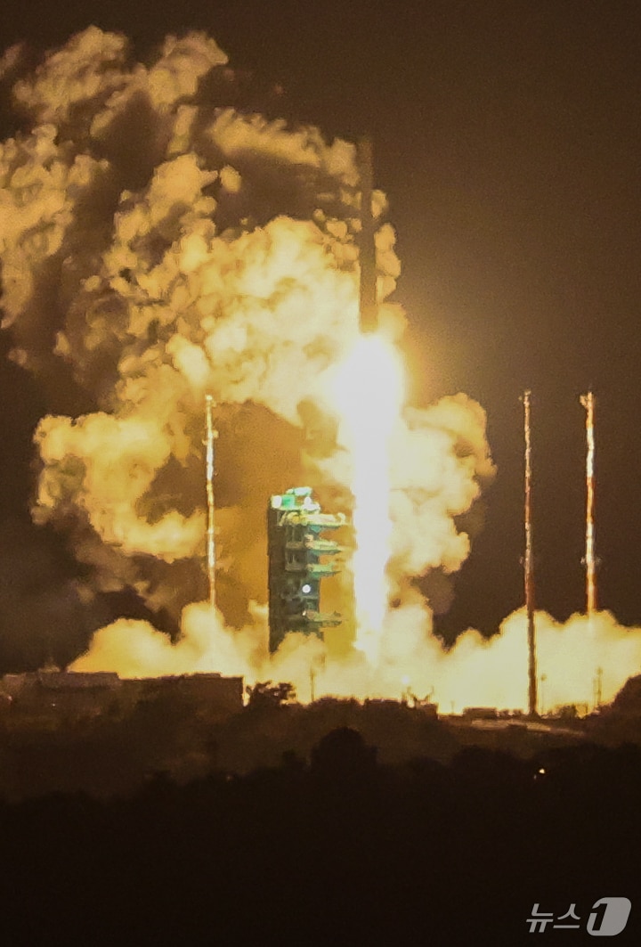 한국형 발사체 누리호(KSLV-Ⅱ)가 27일 새벽 전남 고흥군 나로우주센터에서 4차 발사를 맞아 우주로 날아오르고 있다. 차세대중형위성 3호(1기)를 비롯해 큐브위성 12기 등 총 13기의 위성을 실은 누리호는 오로라를 비롯한 우주환경 관측부터 항암제 연구 등 우주 바이오 실험까지 다양한 임무를 추진한다. 2025.11.27/뉴스1 ⓒ News1 안은나 기자